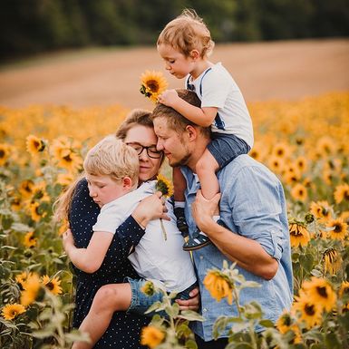 familienfotos in der natur sonnenblumenfeld fotografin tutzing starnberg und umgebung